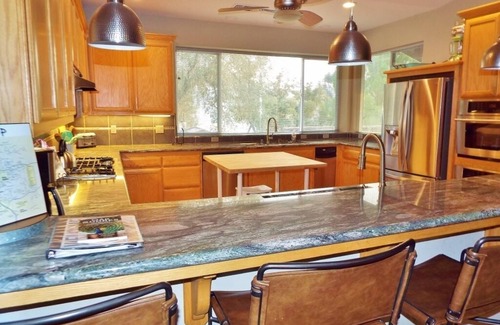 Oak Shores House | Spacious Dragon Lake Villa on Lake Naci in Paso Robles Wine Country w/Internet