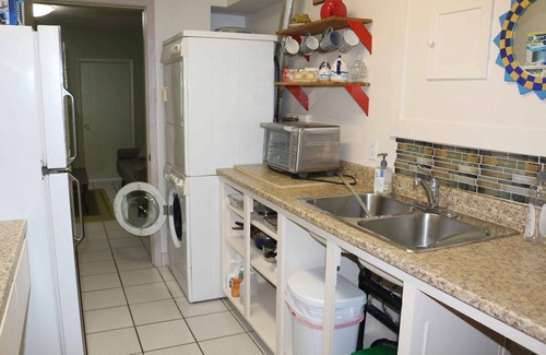 Halifax Apartment | SPACIOUS ECO-FRIENDLY SUITE with KITCHEN ON PARK