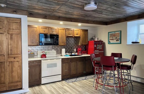 Ashfield Apartment | Spacious & equipped 1 bedroom in historical Carriage House + Deck & BBQ and W/D