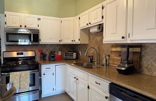 Lakeside House | Spacious Family Getaway – Pet & Kid Friendly!