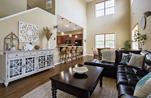 The Commons House | Spacious Family & Golf Retreat at Bayside