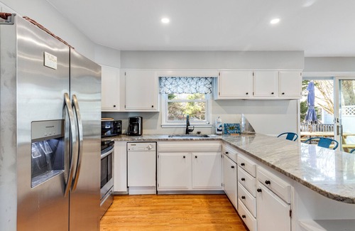 Little Salisbury House | Spacious Family Home with Full Kitchen & Deck - Close to the Beach