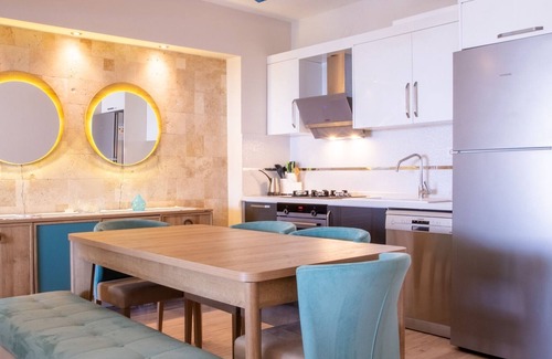 Kusadasi City Centre Apartment | Spacious Flat with Pool in Kusadasi