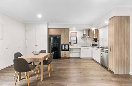 Mambourin House | Spacious Getaway Near Werribee – Relax & Unwind