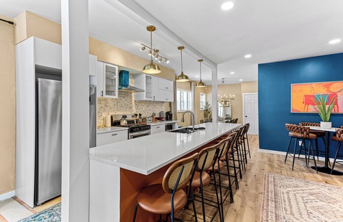 Detroit House | Spacious group resort- hot tub, game room, 10 mins to downtown- family perfect!
