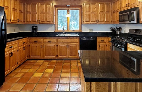 Ludlow Ski Chalet | Spacious Hilltop Okemo Chalet. Stunning Views, Close to Lift.
