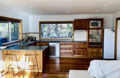 Greens Beach House | Spacious holiday house in tranquil Greens Beach