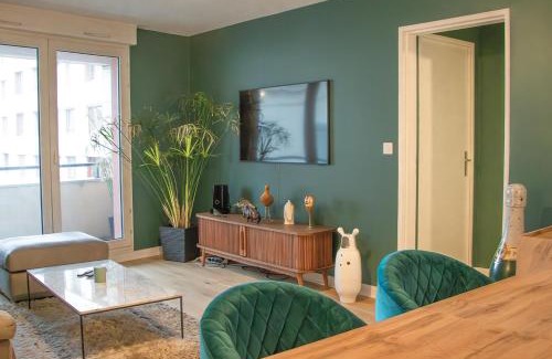 Hincmar Apartment | Spacious home near Canal and Stadium with Wifi