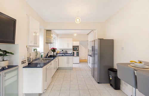 Golders Green House | Spacious Home sleeps 14 adults London