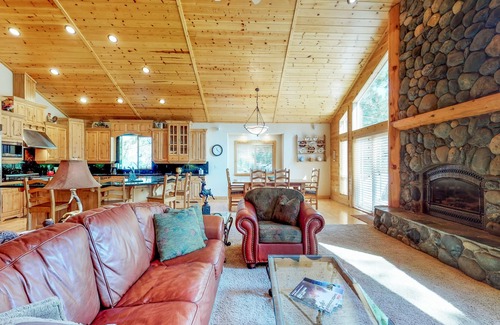 Truckee House | Spacious home with access to golf, tennis, hot tub, & pool