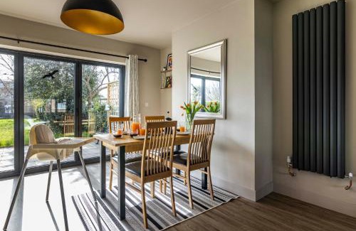 Toton Villa | SPACIOUS HOME WITH GARDEN-SLEEPS 5 Contractors, families, and group stays welcome