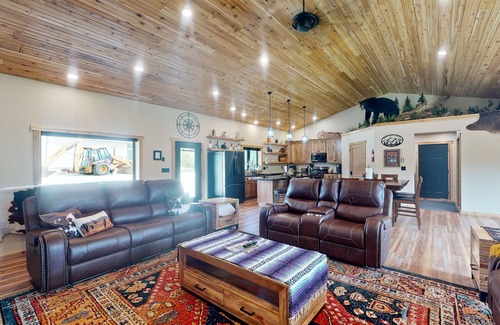 Deadwood House | Spacious home with private hot tub, secluded, free WiFi