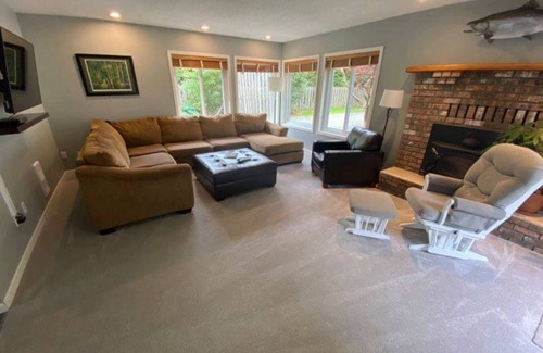 Campbell River House | Spacious House 2 Blocks from the Beach