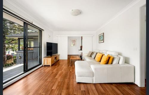 Katoomba House | Spacious King Bed Three Bedroom Home 5 Minutes Walk To Three Sisters