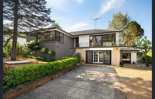 Katoomba House | Spacious King Bed Three Bedroom Home 5 Minutes Walk To Three Sisters