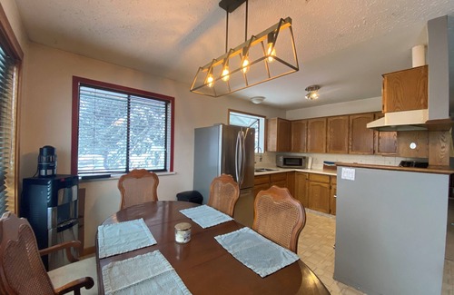 Deka Lake House | Spacious lake-house with 2 king beds and sleeps 12 easy, 2 minute walk to Lake.