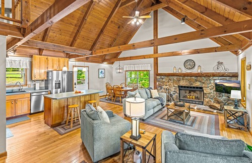 Sharps Chapel Cabin | Spacious Lakefront home with private dock, hot tub, grill & pool table