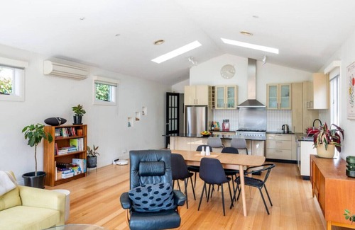 Northcote House | Spacious light-filled 3BD sanctuary in Northcote