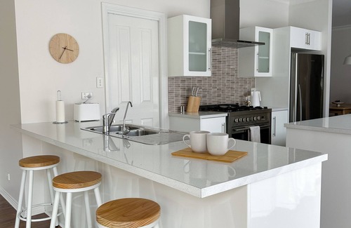 Littlehampton House | Spacious Littlehampton Lodge - 4 Bedroom Home with AC