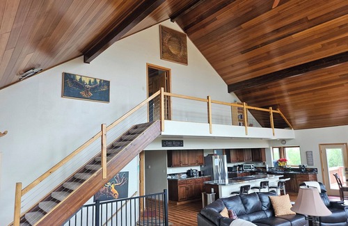 Gateway Cabin | Spacious Lodge in Charming Palmer with Incredible Mountain Views