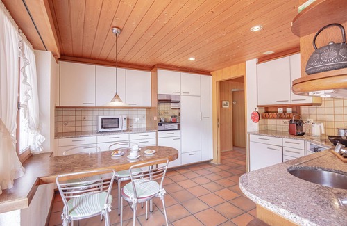 Brienz House | Spacious Luxury Home with Terrace, panoramic views, and walk to the lake!