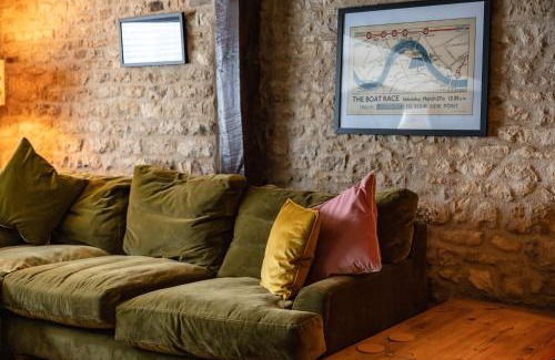 Stamford Apartment | Spacious, luxury town centre Granary conversion