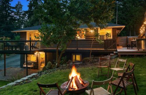 Edmonds House | Spacious Main Street Retreat for families and large groups