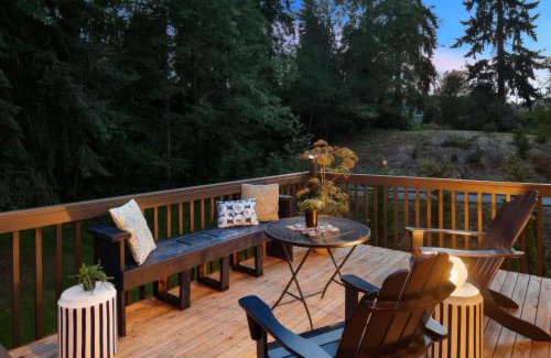 Edmonds House | Spacious Main Street Retreat for families and large groups