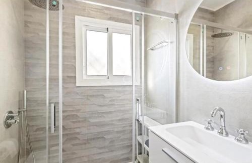 Valle de los Galanes House | Spacious Malaga House with private walled-in yard