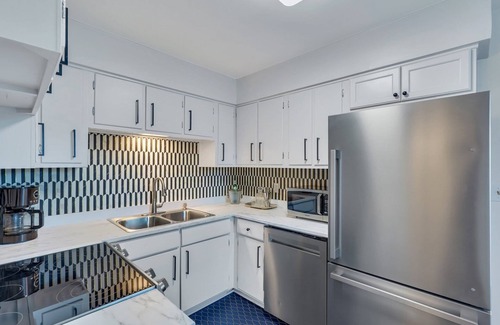 Abercorn Heights Apartment | Spacious Mid-Century Art Haven (Ext'd Stay Discounts Available)