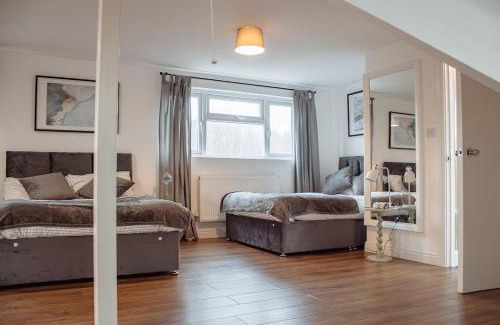Leeds Apartment | Spacious & Modern 8-Bed Home - Sleeps 13 - Parking