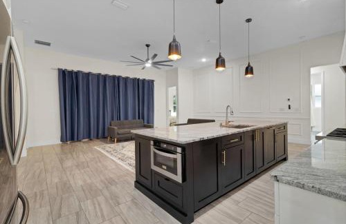 Wedgefield House | Spacious Modern Master Room in Orlando
