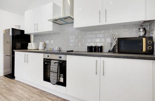 Sunderland Apartment | Spacious & Modern Oasis, 4-Bed House, Sleeps 7