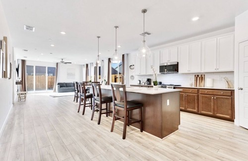 Pumpkin Center House | Spacious & Modern Retreat Near Historic Downtown!