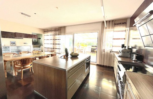 Gosselsdorf Villa | Spacious modern villa with large garden.