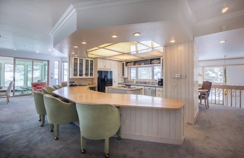 Crested Butte House | Spacious Mountain Manor with 9 bedrooms, 11 baths and Hot Tub
