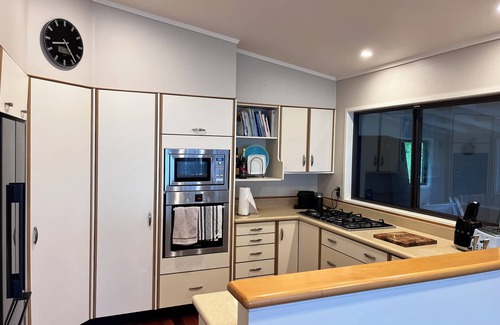 Oakura House | Spacious Oakura Bay Holiday Home