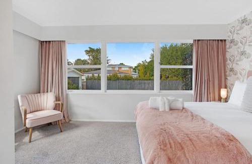 Papakura House | Spacious Papakura Family Delight w Deck and Yard