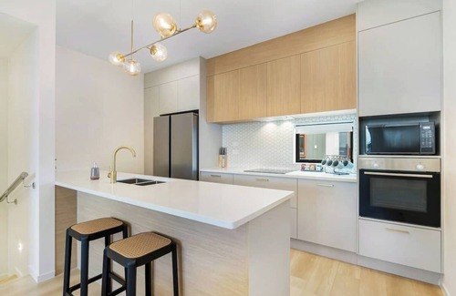 Auckland Central Business District House | Spacious Parkview 3-Bedroom Villa with garage Unit 45