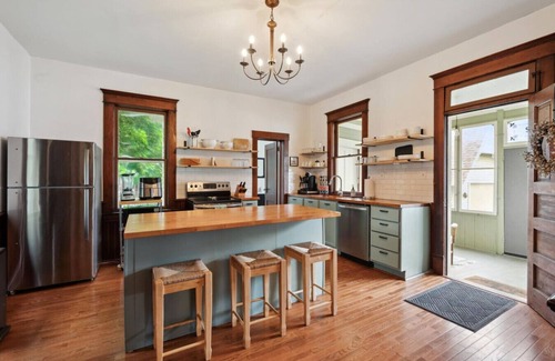 Pella House | Spacious Pella Historic Home w/ideal location