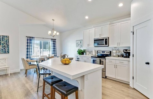Vineyard House | Spacious Retreat for Unforgettable Gatherings!