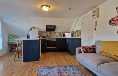Victorian Quarter Apartment | Spacious Riverside 2Bd, Mid City - Above Bar&Venue