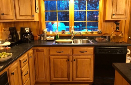 Kingfield House | Spacious Riverside Cabin Near Sugarloaf – Perfect for Family Getaways