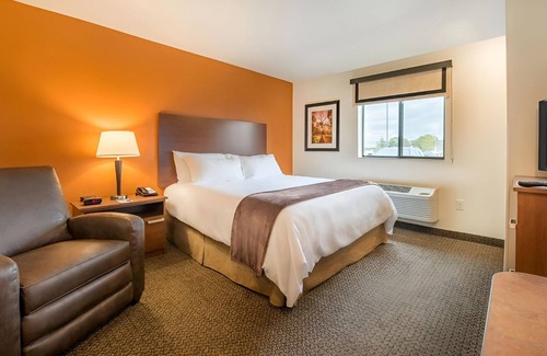 Berwick Hotel | Spacious Room w/Kitchenette for Families Traveling Near Adventureland Resort