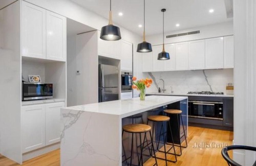 Coburg House | Spacious Room with Ensuite next to Coburg Station, Non Smoking House