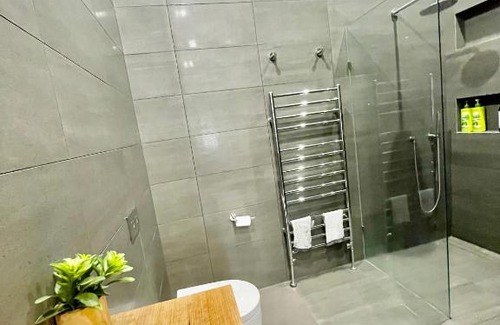 Coburg House | Spacious Room with Ensuite next to Coburg Station, Non Smoking House