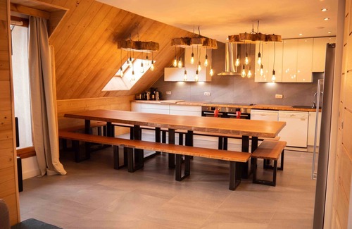 Les Deux Alpes Apartment | Spacious south facing ski apartment with WIFI, 6 bed/4bath duplex. Stunning view