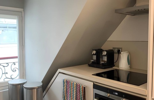 Arts-et-Metiers Apartment | Spacious Stunning 6th Floor Apartment in Renovated "Haussmannian" Building