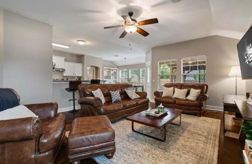 Knollwood On The Colorado River House | Spacious Stylish Home Private Patio Pergola