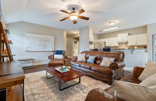 Knollwood On The Colorado River House | Spacious Stylish Home Private Patio Pergola